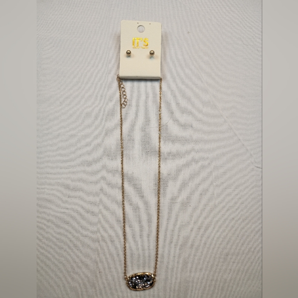 #571 Gold Tone Necklace Set, gold studs